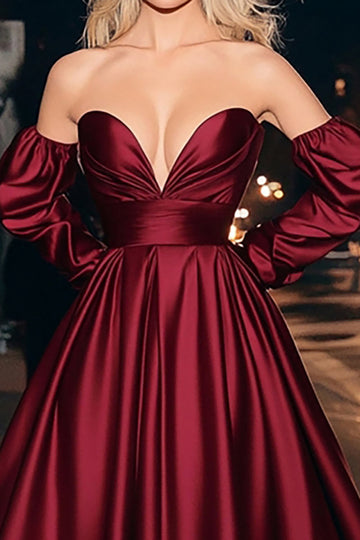 Burgundy Satin Stropløs Ruched A-Line Lang Gallakjole med Slids